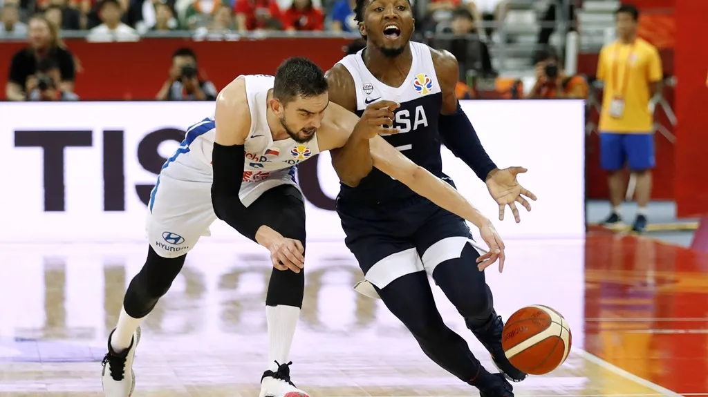 Tomáš Satoranský v souboji s Donovanem Mitchellem z USA