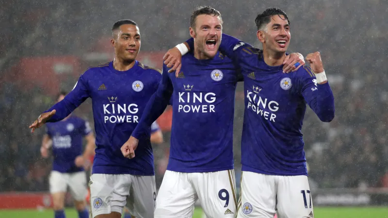 Youri Tielmans, Jamie Vardy a Ayoze Peréz slaví další gól do sítě Southamptonu