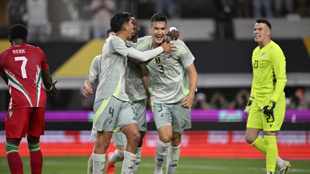 Mexický obránce César Montes slaví gól