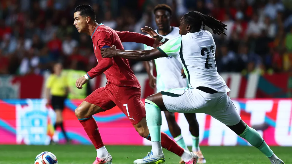 Portugalský kapitán Ronaldo uniká hráčům Nigérie