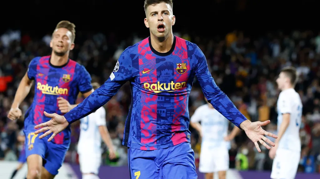 Gerard Piqué z Barcelony oslavuje gól v Lize mistrů