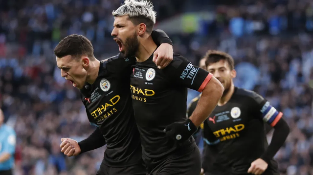 Agüero slaví svoji branku s mladíkem Fodenem