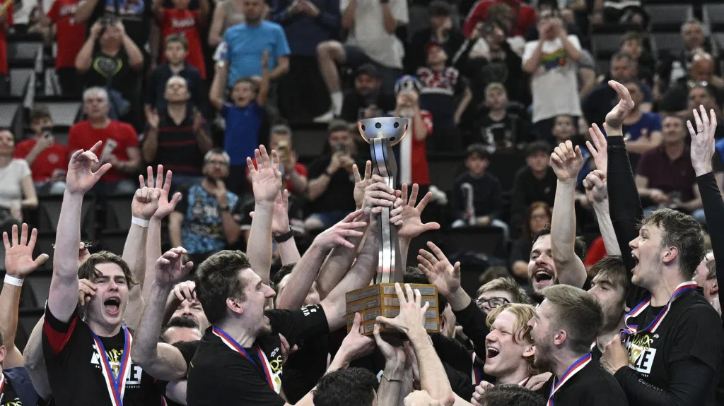 Radost florbalistů Střešovic po zisku superligové trofeje