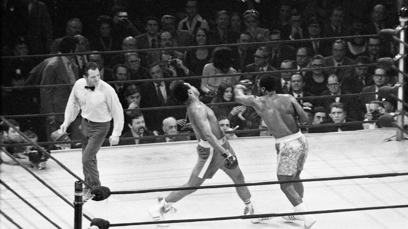 Joe Frazier trefuje Aliho levým hákem v bitvě století