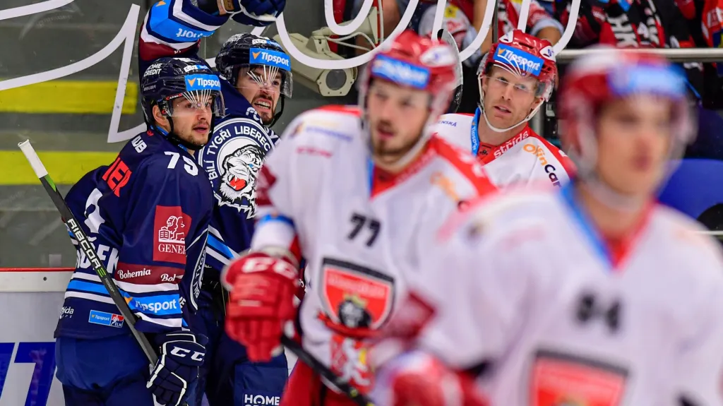 Útočníci Liberce Birner s Hudáčkem slaví branku do sítě Hradce Králové