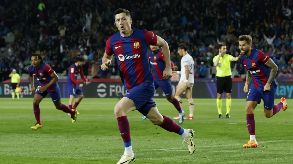 Robert Lewandowski z Barcelony oslavuje gól v La Lize