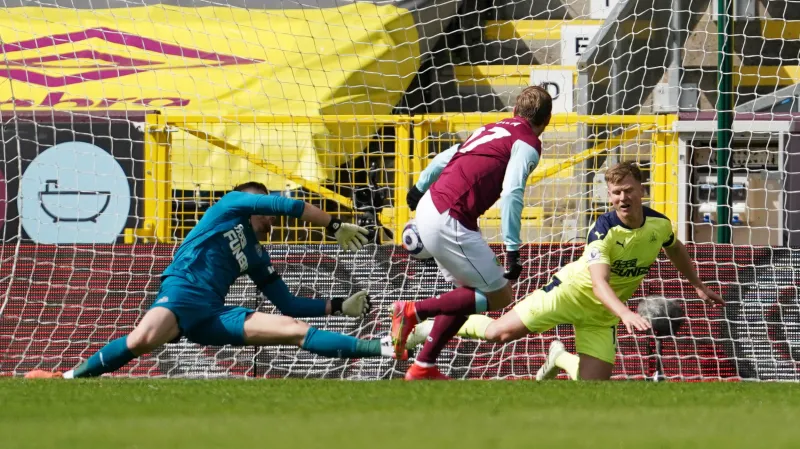 Matěj Vydra skóruje do sítě Newcastlu