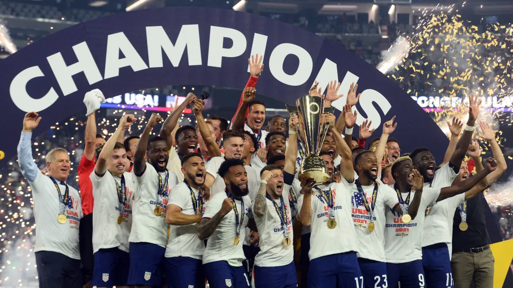 Fotbalisté USA slaví triumf ve Zlatém poháru