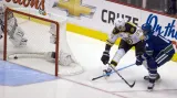 Alex Burrows střílí vítězný gól druhého finále