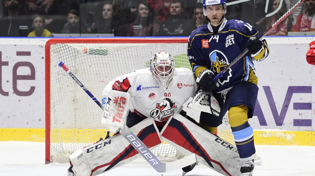 Kladenský útočník Tomáš Plekanec v souboji s gólmanem Pardubic Ondřejem Kacetlem