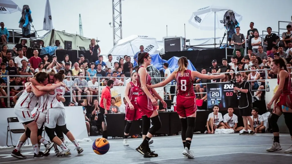 České basketbalistky do 18 let se radují v utkání proti Maďarsku