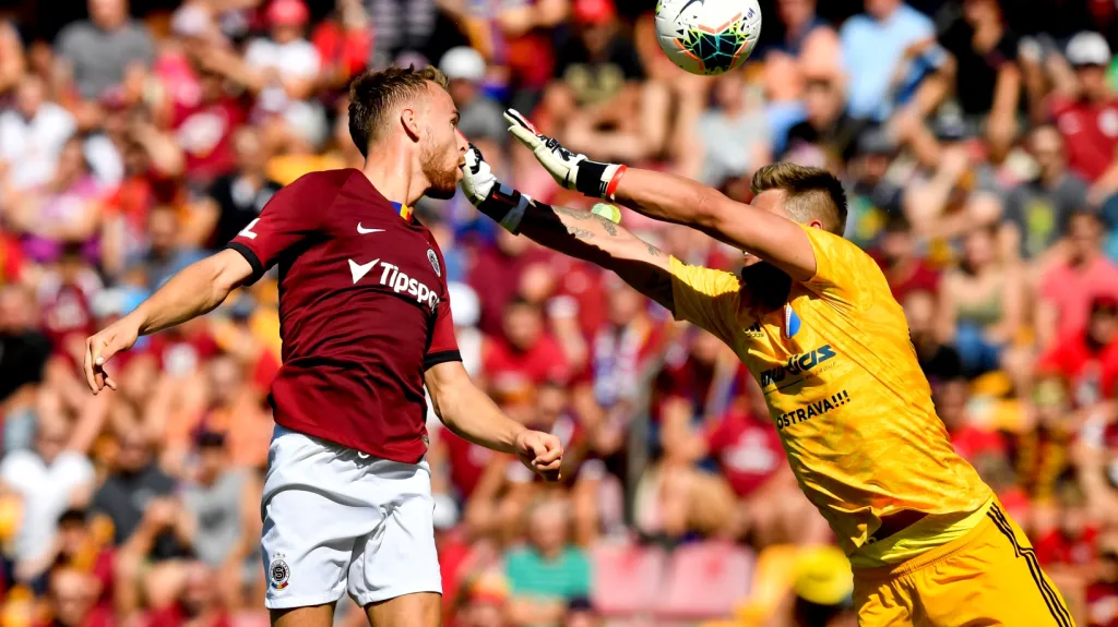 Martin Hašek ze Sparty střílí gól do sítě Ostravy 