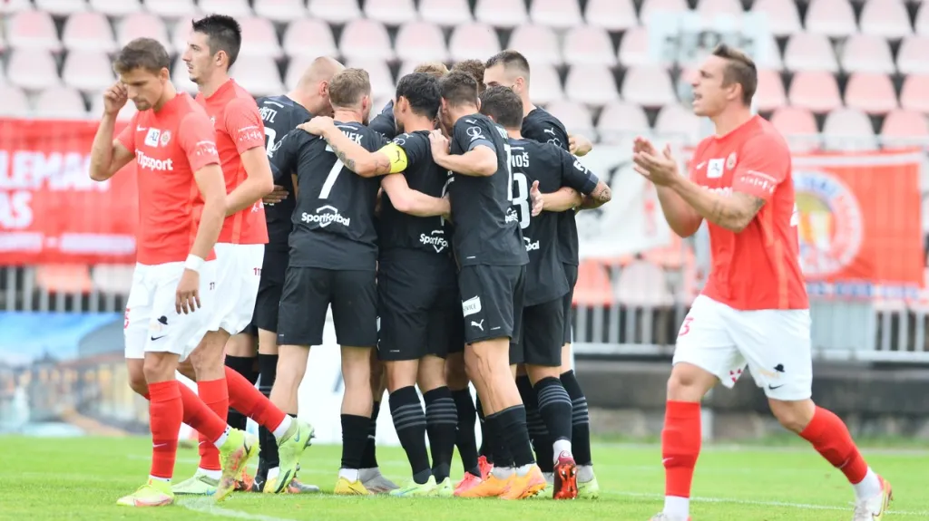 Fotbalisté Bohemians 1905 se radují z gólu v Brně
