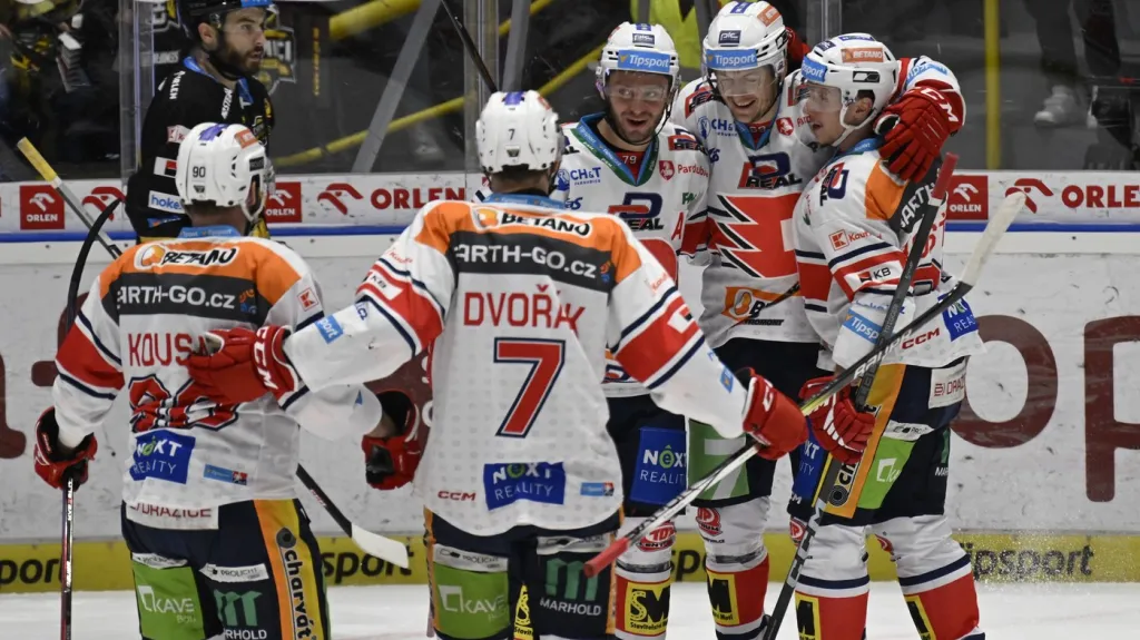 Hráči Pardubic se radují z gólu proti Litvínovu