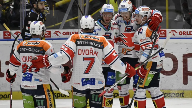 Hráči Pardubic se radují z gólu proti Litvínovu