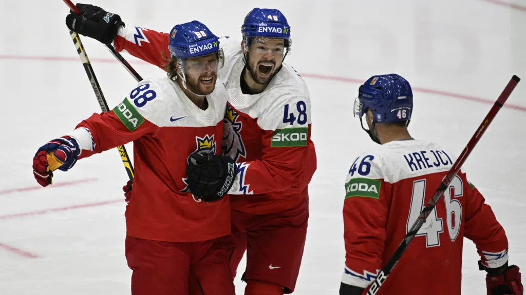 David Pastrňák se raduje s Tomášem Hertlem (č. 48)