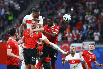Turecký obránce Merih Demiral dává gól do sítě Rakouska