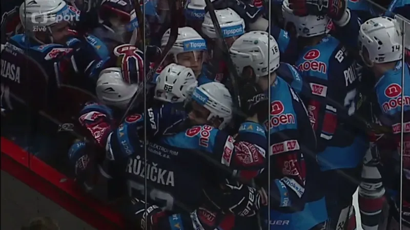 Gól v utkání Třinec - Chomutov: V. Růžička - 3:4 (77. min.)