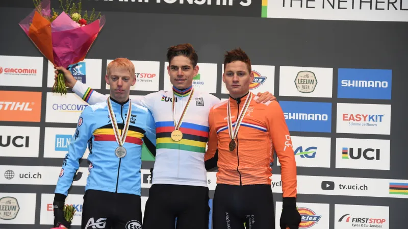 Závěr závodu mužů na MS v cyklokrosu