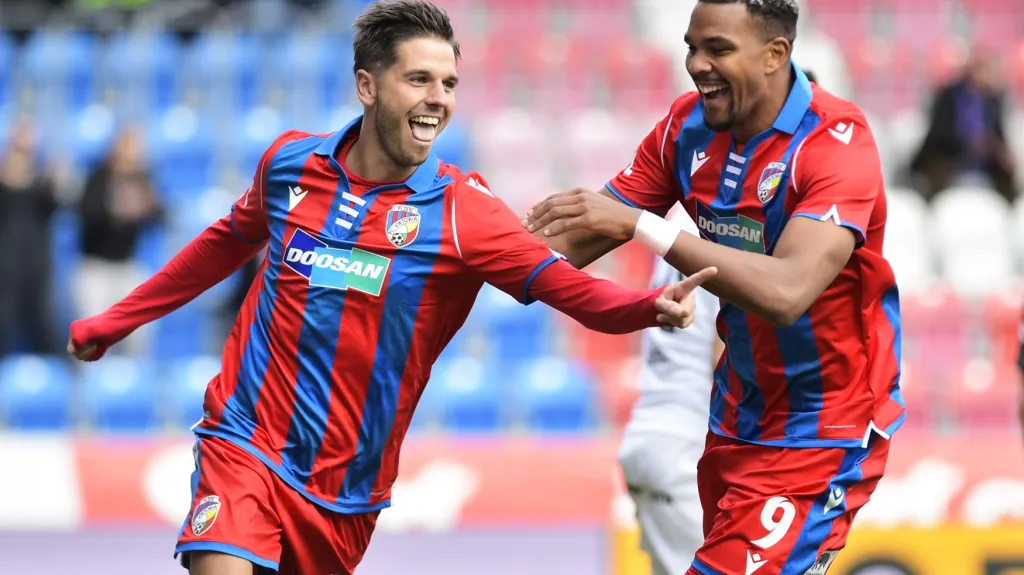 Aleš Čermák a Jean-David Beauguel se radují z gólu Plzně