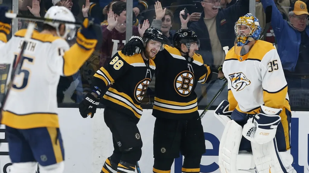 David Pastrňák v duelu s Nashvillem