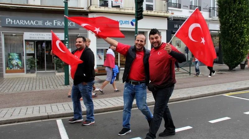 Hlouček tureckých příznivců v Lens