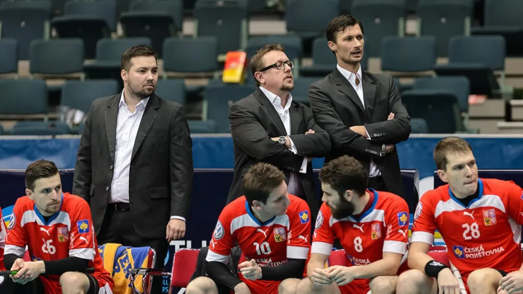 Trenéři národního týmu Radim Cepek (nejvíce vlevo) a Zdeněk Skružný (uprostřed)