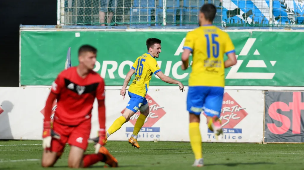 Jan Fortelný z Teplic se raduje z gólu v síti Vlašimi