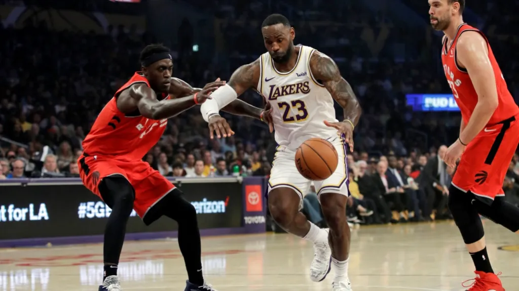 LeBron James z LA Lakers se snaží probít obranou Toronta