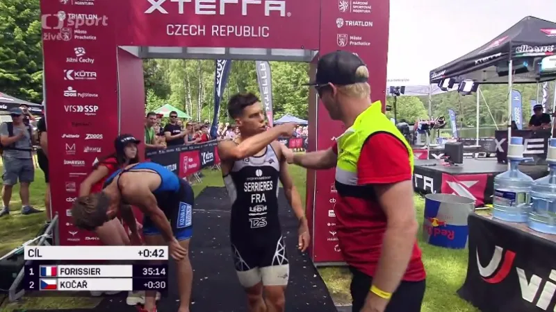 Dramatický finiš short tracku mužů s ohlasy