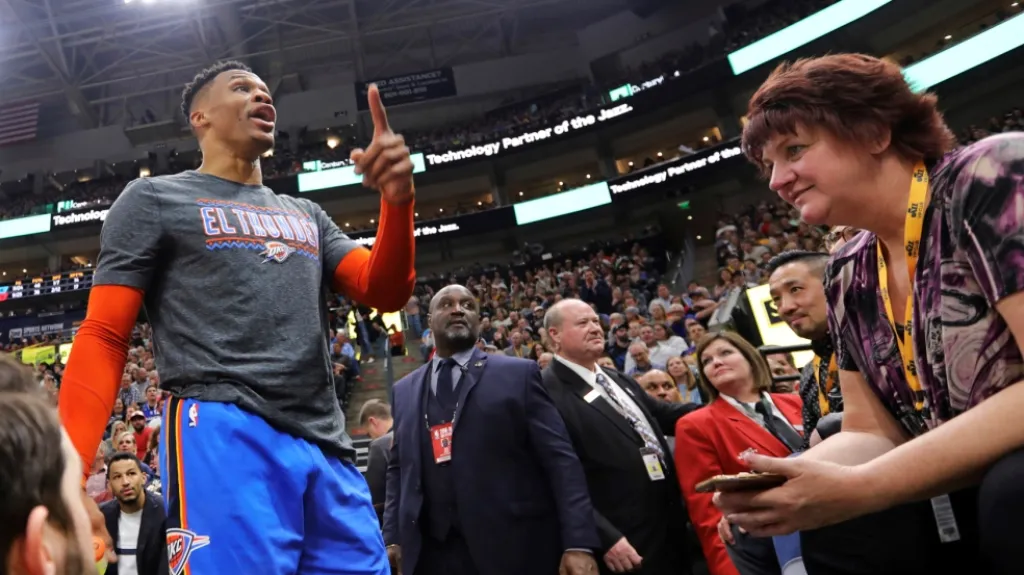 Russell Westbrook křičí směrem do hlediště na jednoho z fanoušků