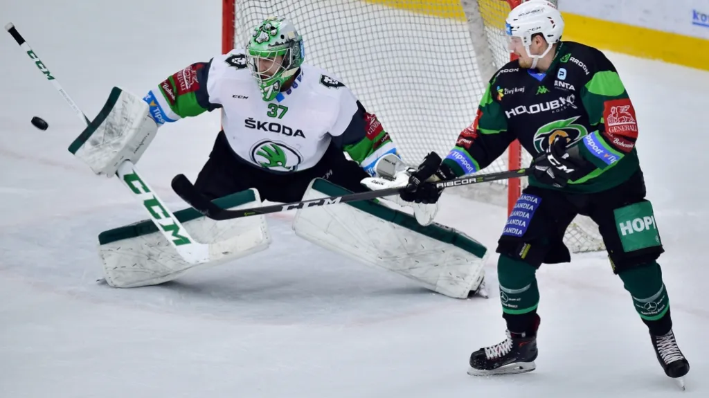 Brankář Gašper Krošelj z Mladé Boleslavi a karlovarský útočník Dávid Gríger