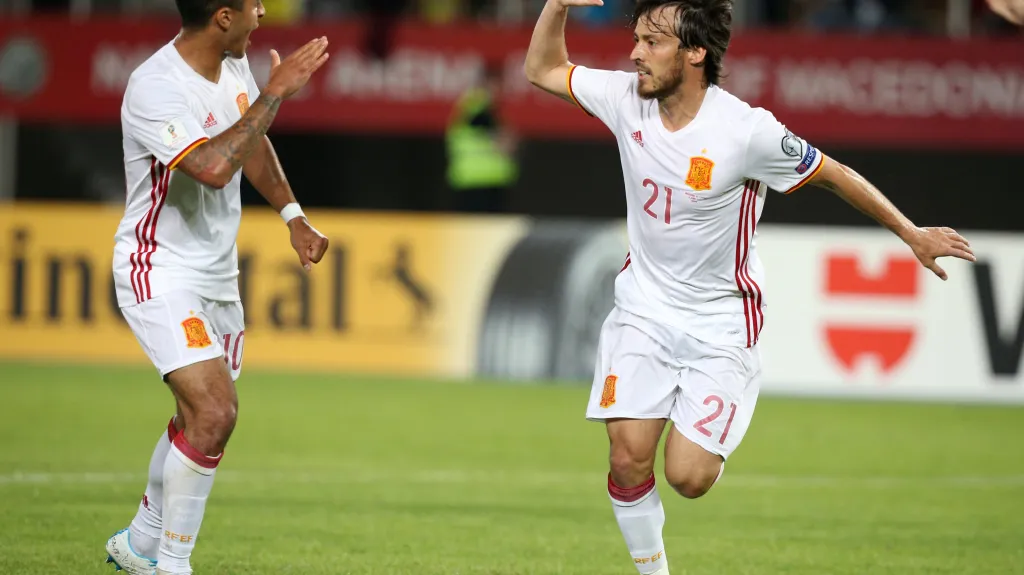 David Silva (vpravo) oslavuje vstřelenou branku v Makedonii