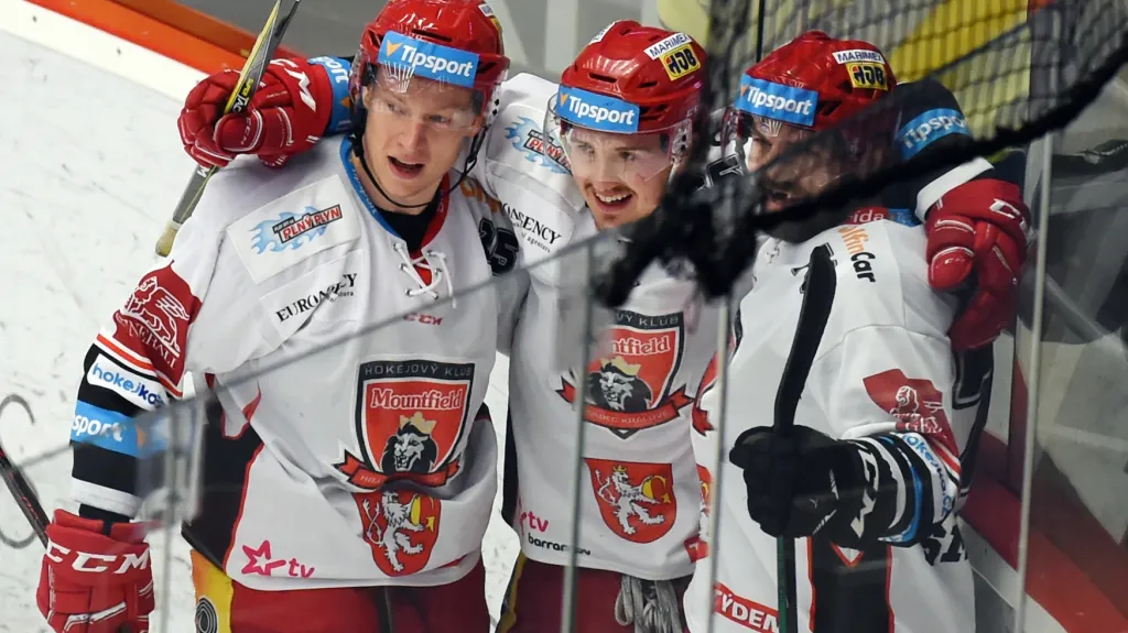 Hokejisté Hradce Králové slaví vítězný gól v Třinci
