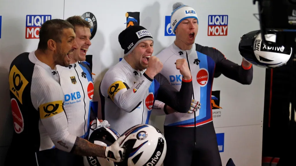 Radost německého čtyřbobu pilota Nico Walthera (třetí zleva)