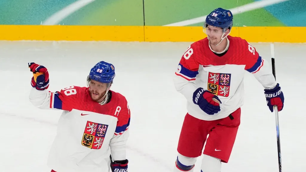 David Pastrňák (vlevo) a Martin Nečas