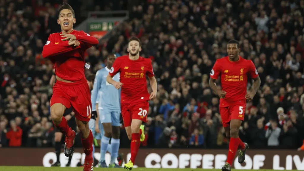 Roberto Firmino z Liverpoolu se raduje ze vstřelené branky