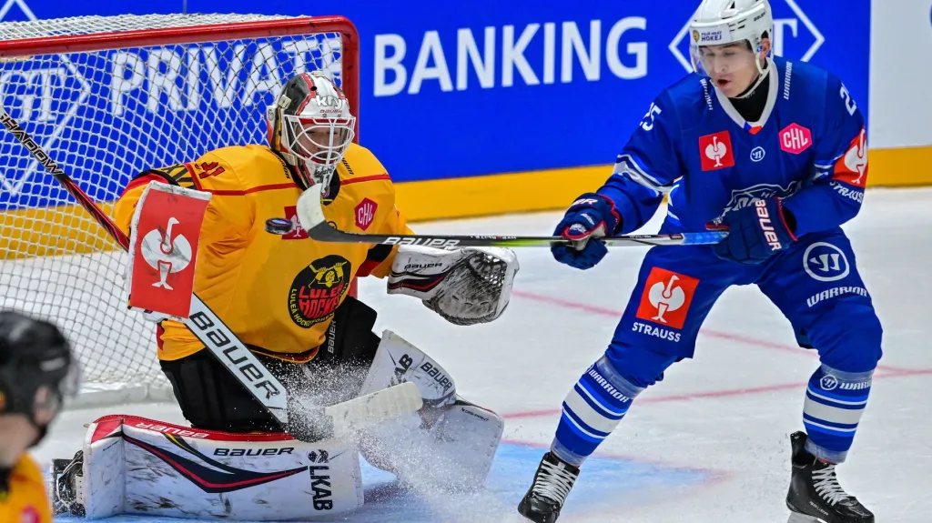 Obránce Komety František Němec před brankou Luley