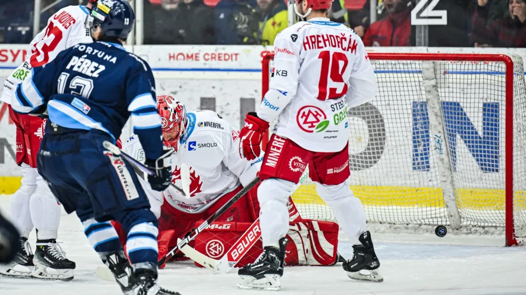 Třinecký brankář Marek Mazanec inkasuje gól v utkání proti Liberci