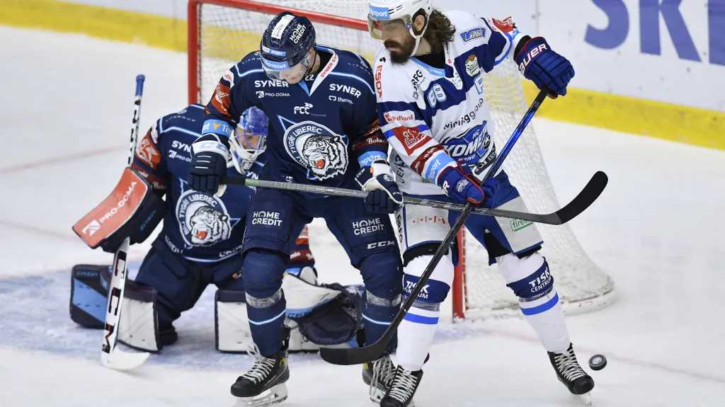 Brněnský Peter Mueller před libereckou brankou