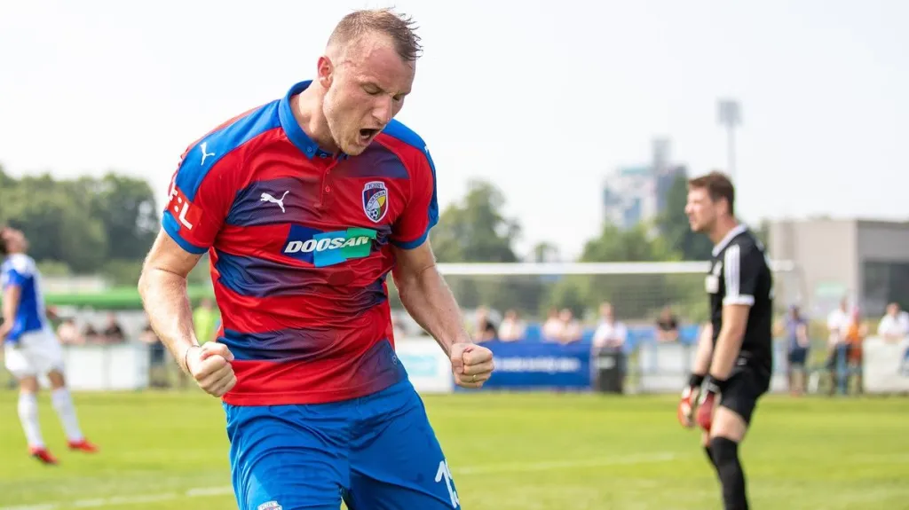 Michael Krmenčík se raduje z gólu v přípravném utkání s Domažlicemi