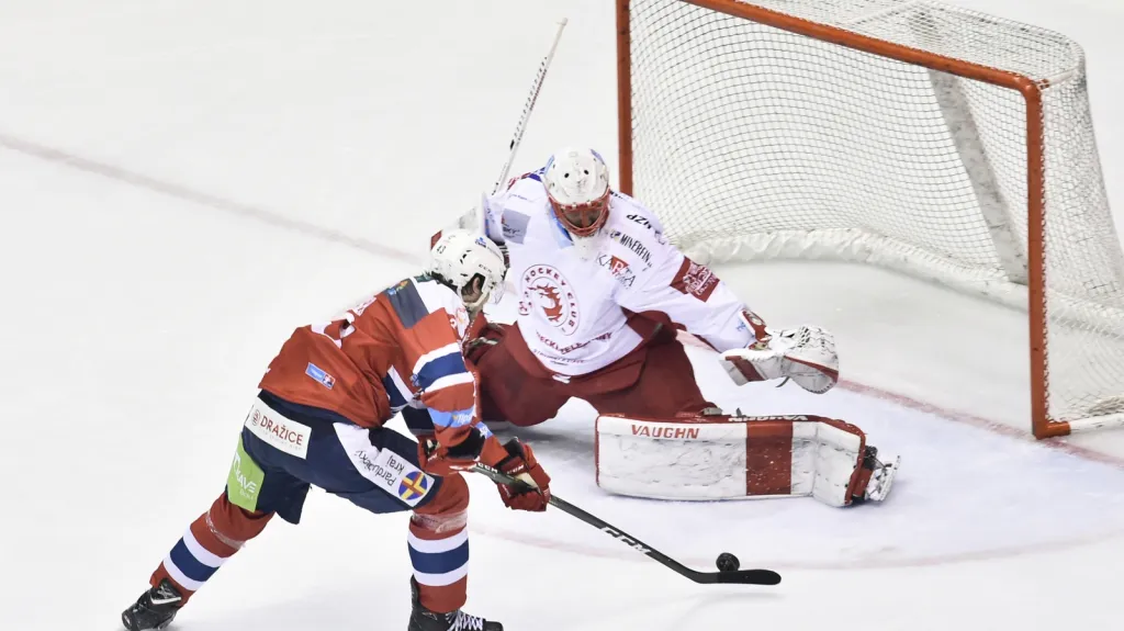 Antonín Dušek překonává třineckého Šimona Hrubce