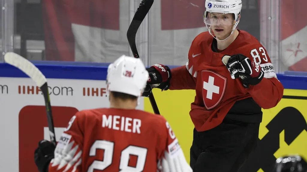 Hokejisté Švýcarska se radují z gólu