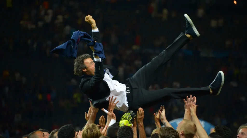 Trenér Barcelony Luis Enrique na rukou svých svěřenců po vítězství v Lize mistrů