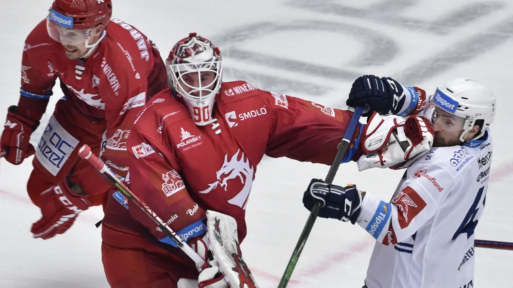 Třinecký brankář Ondřej Kacetl odráží plzeňského útočníka Filipa Suchého