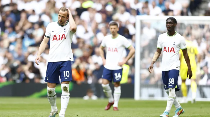 Zklamaní fotbalisté Tottenhamu po porážce s Brentfordem