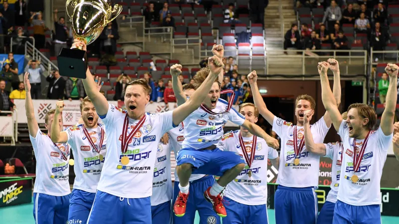 Mika Kohonen s pohárem mistrů světa