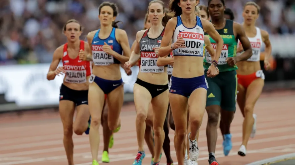 Simona Vrzalová obíhá soupeřky