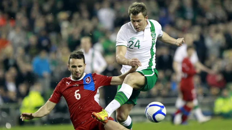 Simon Cox v souboji s Tomášem Sivokem