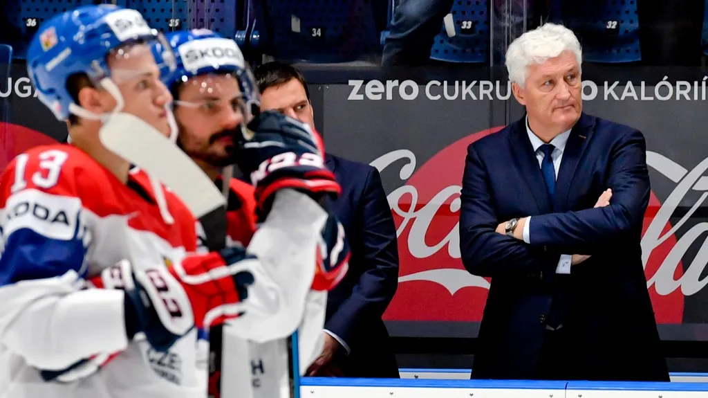 Trenér Miloš Říha na střídačce českého týmu